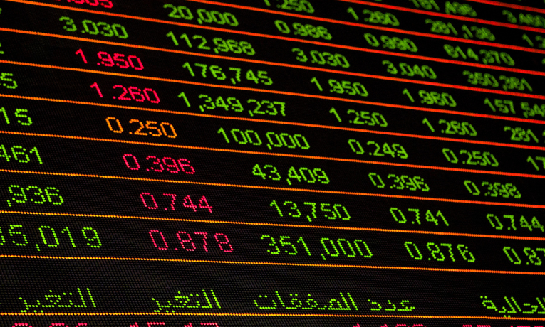 Ibovespa sobe 0,72% e retoma patamar de 137 mil pontos, com destaque para Petrobras e Raízen. Dólar supera R$5,40, e investidores monitoram guerra na Ucrânia e expectativas de política monetária.