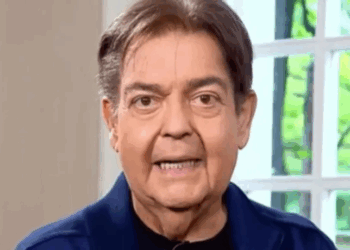 Faustão deixa a UTI e segue em apartamento no Hospital Albert Einstein após transplante de rim e fígado. Ele está em reabilitação física e nutricional após várias cirurgias desde 2023.