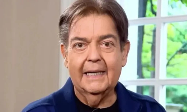 Faustão deixa a UTI e segue em apartamento no Hospital Albert Einstein após transplante de rim e fígado. Ele está em reabilitação física e nutricional após várias cirurgias desde 2023.