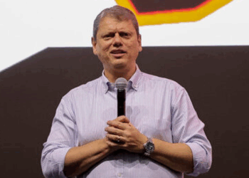 O governador Tarcísio de Freitas afirmou que o principal problema do Brasil é fiscal e que é preciso observar a trajetória da dívida pública. Ele defende reduzir vinculações no orçamento e rever benefícios tributários para garantir o crescimento do país.
