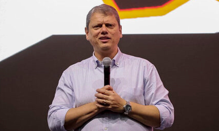 O governador Tarcísio de Freitas afirmou que o principal problema do Brasil é fiscal e que é preciso observar a trajetória da dívida pública. Ele defende reduzir vinculações no orçamento e rever benefícios tributários para garantir o crescimento do país.