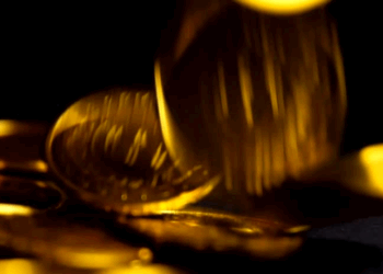 O contrato do ouro para dezembro fechou em queda de 0,57%, influenciado por dólar estável e incertezas geopolíticas. Mercado aguarda discurso do Fed em Jackson Hole por sinais sobre juros nos EUA.
