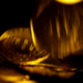 O contrato do ouro para dezembro fechou em queda de 0,57%, influenciado por dólar estável e incertezas geopolíticas. Mercado aguarda discurso do Fed em Jackson Hole por sinais sobre juros nos EUA.