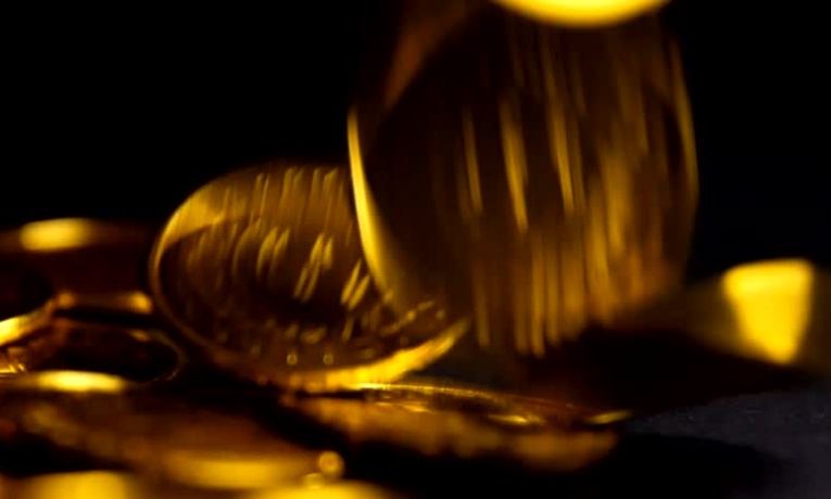 O contrato do ouro para dezembro fechou em queda de 0,57%, influenciado por dólar estável e incertezas geopolíticas. Mercado aguarda discurso do Fed em Jackson Hole por sinais sobre juros nos EUA.