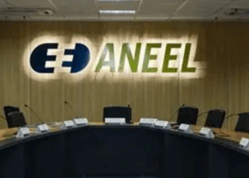 A procuradoria da Aneel avalia se a renovação do contrato da Enel SP pode ser votada antes da conclusão do relatório sobre falhas no serviço. Decisão pode influenciar processo de caducidade e depende também do aval do MME e do TCU.