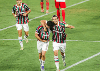 O Fluminense venceu o América de Cali por 2 a 0 no Maracanã e garantiu vaga nas quartas da Sul-Americana. Na partida, o goleiro Fábio quebrou recorde mundial de jogos disputados no futebol: 1.391 partidas oficiais.
