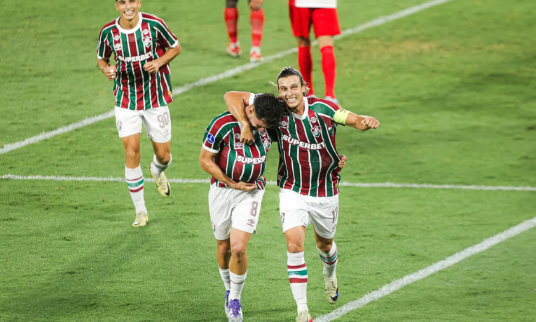 O Fluminense venceu o América de Cali por 2 a 0 no Maracanã e garantiu vaga nas quartas da Sul-Americana. Na partida, o goleiro Fábio quebrou recorde mundial de jogos disputados no futebol: 1.391 partidas oficiais.