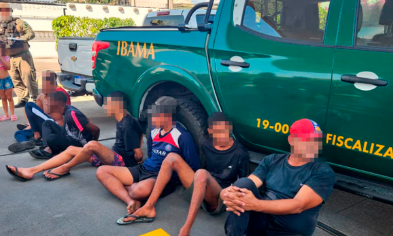 O Ibama e a Polícia Civil do Rio de Janeiro prenderam oito pessoas na Feira de Duque de Caxias por crimes contra a fauna e maus-tratos a animais silvestres, com apreensão de caranguejos, saguis, jacarés e jiboia.