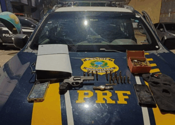 Polícia Rodoviária Federal prende três suspeitos de assalto a residência de vereador em Presidente Kennedy (ES) após perseguição na BR-101. Armas, munições e bens roubados foram apreendidos.