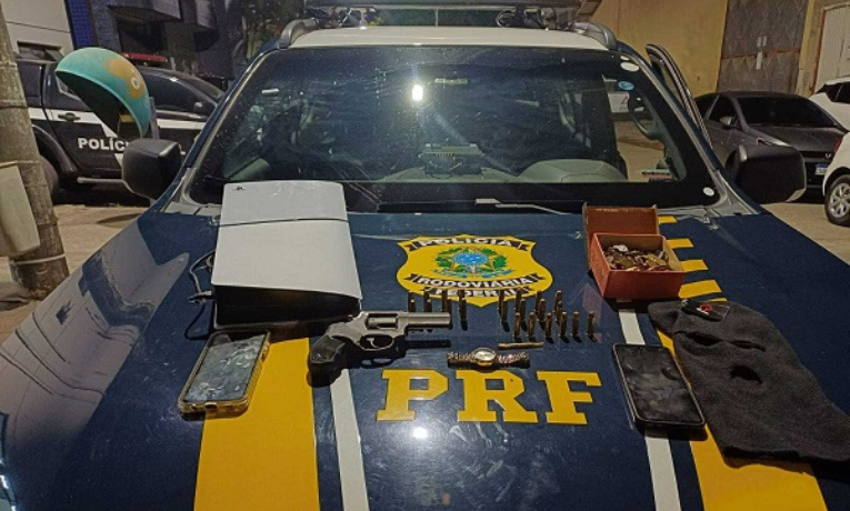 Polícia Rodoviária Federal prende três suspeitos de assalto a residência de vereador em Presidente Kennedy (ES) após perseguição na BR-101. Armas, munições e bens roubados foram apreendidos.