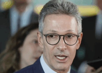 Romeu Zema comenta críticas de Carlos Bolsonaro e afirma que a família vive um momento difícil. Governador mineiro diz que mais protagonistas fortalecem a direita e cobra redução de gastos públicos do governo federal.