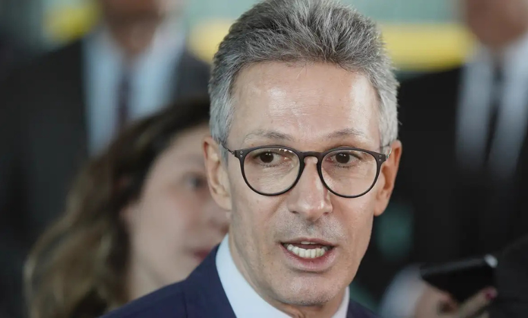 Romeu Zema comenta críticas de Carlos Bolsonaro e afirma que a família vive um momento difícil. Governador mineiro diz que mais protagonistas fortalecem a direita e cobra redução de gastos públicos do governo federal.