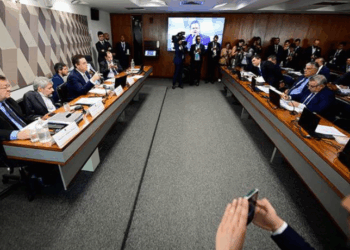 m derrota para o governo Lula, oposição elege Carlos Viana para presidir CPMI que investiga descontos indevidos no INSS e escolhe relator alinhado ao bolsonarismo.