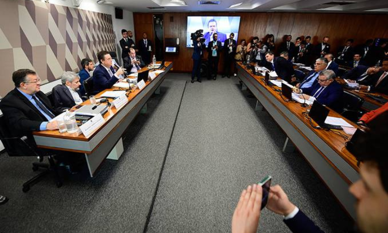 m derrota para o governo Lula, oposição elege Carlos Viana para presidir CPMI que investiga descontos indevidos no INSS e escolhe relator alinhado ao bolsonarismo.