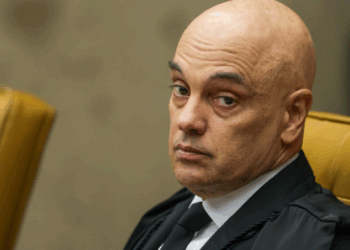 O ministro Alexandre de Moraes, do STF, afirmou que bancos brasileiros podem ser responsabilizados se cumprirem sanções dos EUA e bloquearem ativos no país. Ele confia na revogação das medidas via diplomacia.