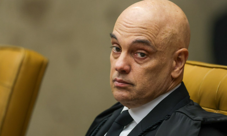 O ministro Alexandre de Moraes, do STF, afirmou que bancos brasileiros podem ser responsabilizados se cumprirem sanções dos EUA e bloquearem ativos no país. Ele confia na revogação das medidas via diplomacia.
