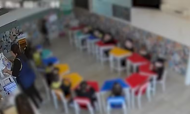 Leonice Batista, professora de 49 anos, foi presa após agredir aluno de 4 anos em Caxias do Sul. Escola e DPCA acompanham o caso.