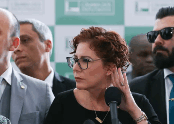 STF condena Carla Zambelli a 5 anos e 3 meses por porte ilegal de arma e constrangimento. Deputada já havia recebido pena de 10 anos por invasão ao CNJ e está presa na Itália.