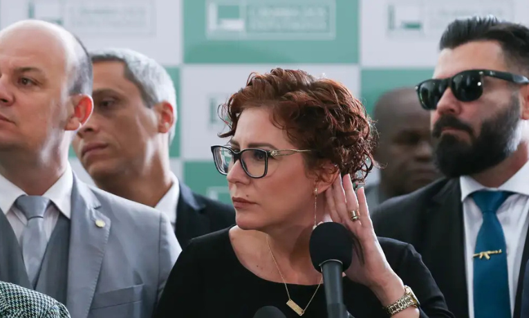 STF condena Carla Zambelli a 5 anos e 3 meses por porte ilegal de arma e constrangimento. Deputada já havia recebido pena de 10 anos por invasão ao CNJ e está presa na Itália.