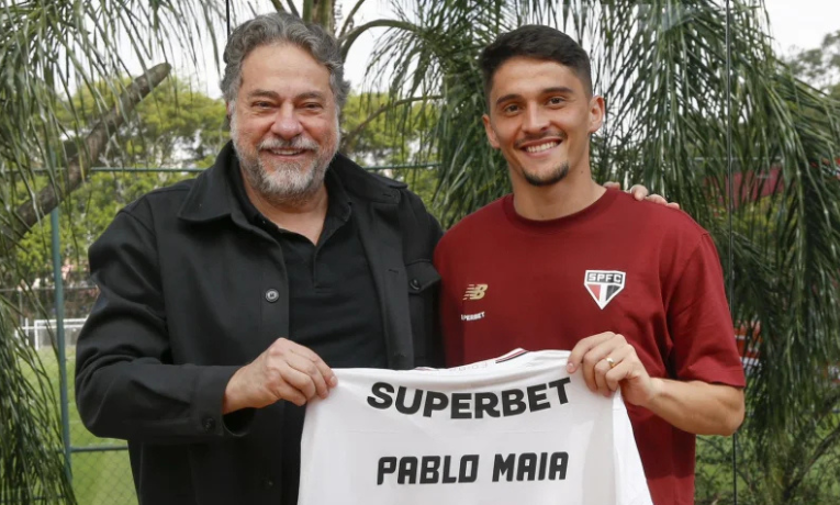 São Paulo anuncia renovação do contrato de Pablo Maia até 2029. Volante de 23 anos celebra permanência e já soma três títulos com a camisa tricolor.