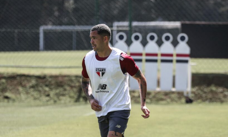 São Paulo finaliza treino para enfrentar o Atlético-MG pelo Brasileirão neste domingo (24), no MorumBIS. Invicto há sete jogos, o Tricolor busca vaga no G6 da competição.