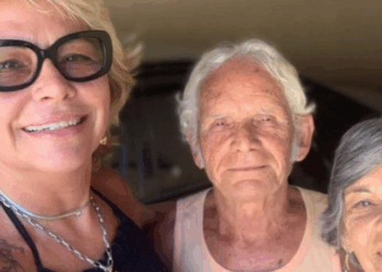 Mãe e avós de Flávio Bolsonaro foram feitos reféns em assalto à residência da família em Resende (RJ). Criminosos amarraram e ameaçaram as vítimas, mas ninguém ficou ferido. Polícia investiga o caso.