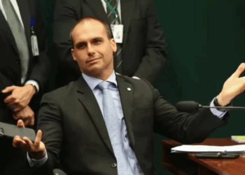 Eduardo Bolsonaro acusou a Polícia Federal e o ministro Alexandre de Moraes de vazarem dados de familiares após assalto a avós e mãe em Resende, RJ. Autoridades não se pronunciaram.