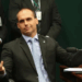 Eduardo Bolsonaro acusou a Polícia Federal e o ministro Alexandre de Moraes de vazarem dados de familiares após assalto a avós e mãe em Resende, RJ. Autoridades não se pronunciaram.