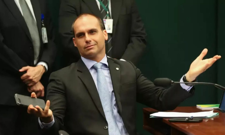 Eduardo Bolsonaro acusou a Polícia Federal e o ministro Alexandre de Moraes de vazarem dados de familiares após assalto a avós e mãe em Resende, RJ. Autoridades não se pronunciaram.