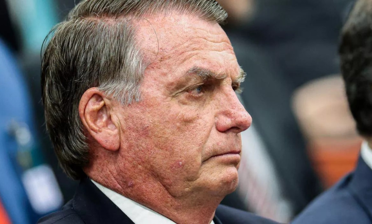 Polícia Federal divulgou que o pen drive encontrado na casa de Jair Bolsonaro continha arquivos da empresa Medicalfix, mas não havia material relevante para investigação.