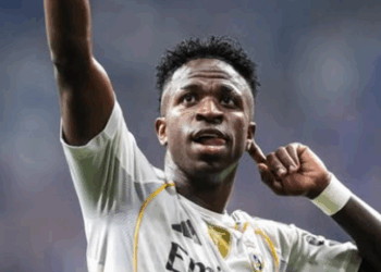 Vini Jr. entra no 2º tempo, dá assistência e marca em vitória do Real Madrid sobre Oviedo