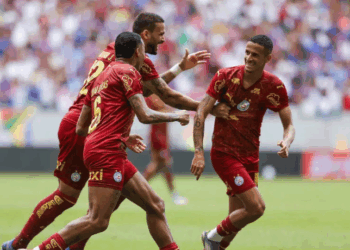 Santos foi derrotado pelo Bahia por 2 a 0 na Arena Fonte Nova, pela 21ª rodada do Campeonato Brasileiro. Time paulista acumula duas derrotas seguidas e se aproxima da zona de rebaixamento.