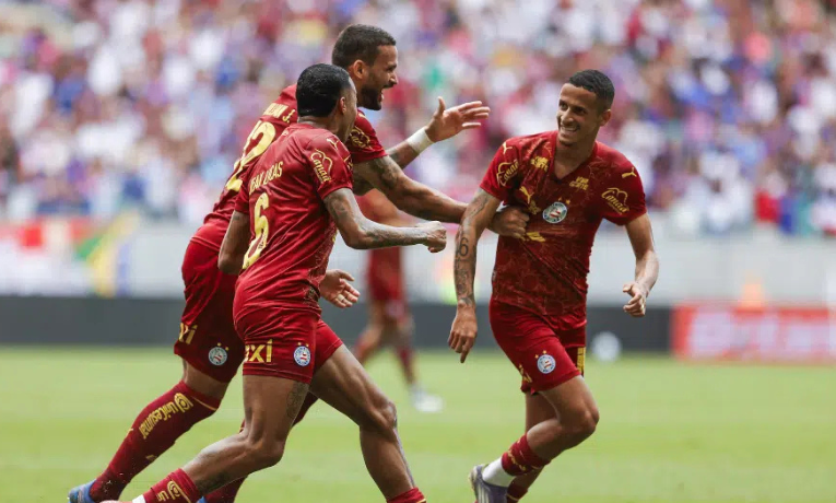 Santos foi derrotado pelo Bahia por 2 a 0 na Arena Fonte Nova, pela 21ª rodada do Campeonato Brasileiro. Time paulista acumula duas derrotas seguidas e se aproxima da zona de rebaixamento.