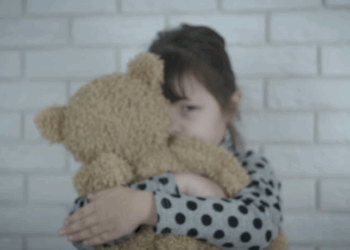 Pesquisa mostra que 29% dos cuidadores ainda usam castigos físicos, enquanto crianças ficam em média duas horas por dia expostas a telas, ultrapassando o recomendado pela Sociedade Brasileira de Pediatria.