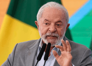 Ato com projeções de luz em prédios e espaços culturais pede que Lula vete integralmente o PL do Licenciamento Ambiental. Ambientalistas alertam para retrocessos.