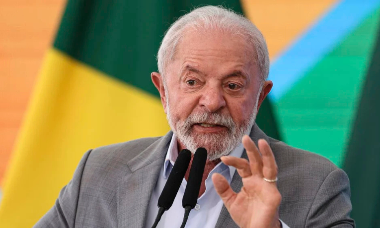 Ato com projeções de luz em prédios e espaços culturais pede que Lula vete integralmente o PL do Licenciamento Ambiental. Ambientalistas alertam para retrocessos.