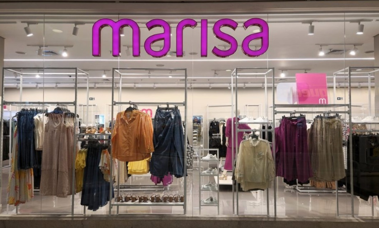 Marisa Lojas registra lucro líquido de R$ 2,1 milhões no segundo trimestre de 2025, com crescimento nas vendas e receita. Dívida líquida aumenta 346%, e auditoria aponta incertezas operacionais.