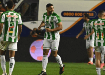 Corinthians perde para Juventude por 2 a 1 no Estádio Alfredo Jaconi pela 19ª rodada do Brasileirão. Time paulista fica em 13º lugar com 22 pontos. Juventude vence após quatro derrotas.