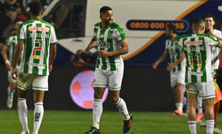 Corinthians perde para Juventude por 2 a 1 no Estádio Alfredo Jaconi pela 19ª rodada do Brasileirão. Time paulista fica em 13º lugar com 22 pontos. Juventude vence após quatro derrotas.
