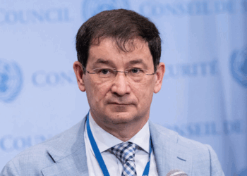Representante russo na ONU acusa Israel de desconsiderar o Holocausto ao aprovar plano para tomar o controle de Gaza, e denuncia risco de ocupação e colapso humanitário.