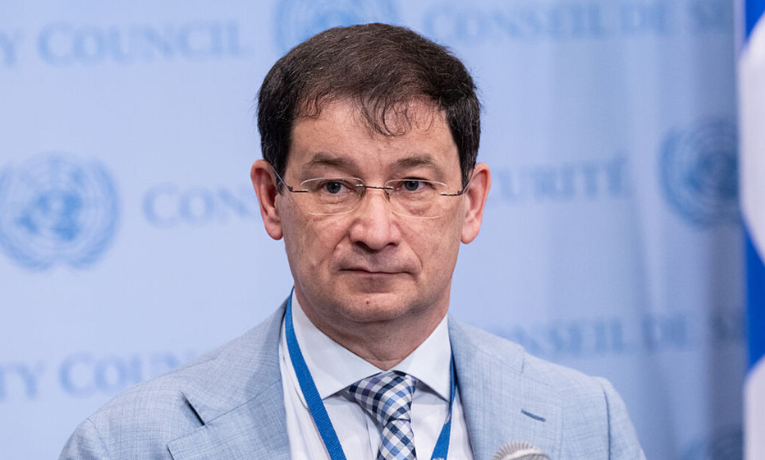 Representante russo na ONU acusa Israel de desconsiderar o Holocausto ao aprovar plano para tomar o controle de Gaza, e denuncia risco de ocupação e colapso humanitário.
