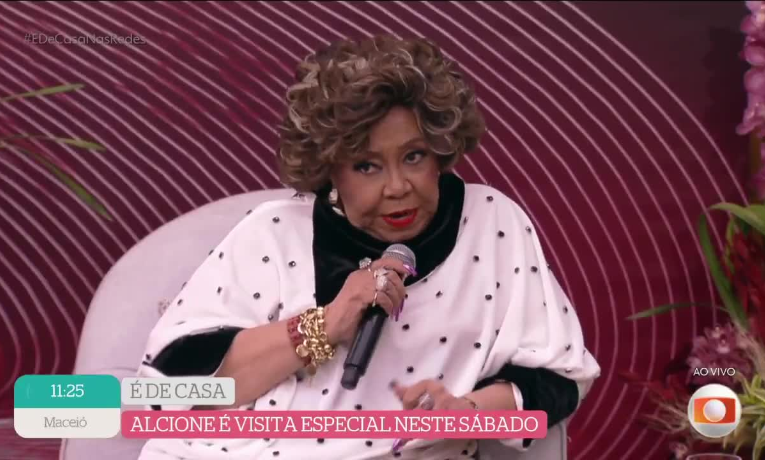 Durante participação no programa “É de Casa”, Alcione reagiu com irreverência às sanções de Trump contra Moraes, dizendo que faria uma “macumbinha” para o ex-presidente americano. Fala repercutiu nas redes sociais.