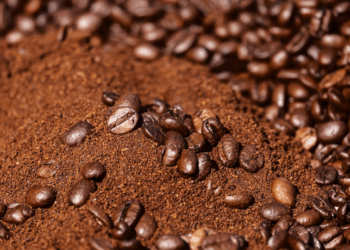 China reforça laços com o Brasil ao liberar exportações de café, gergelim e farinha, enquanto Trump taxa café brasileiro em 50%.