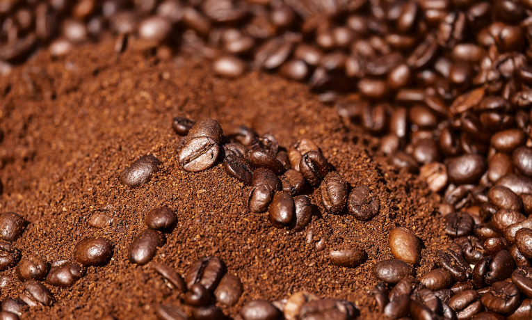 China reforça laços com o Brasil ao liberar exportações de café, gergelim e farinha, enquanto Trump taxa café brasileiro em 50%.