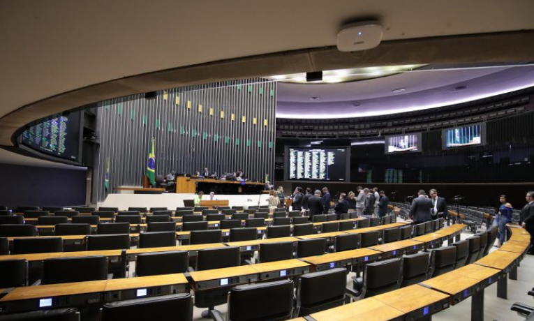 A CCJ da Câmara inclui dois projetos de lei que combatem a exploração sexual de crianças nas redes sociais, aumentando penas e permitindo acesso direto a dados de plataformas por autoridades.