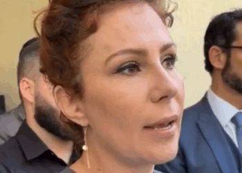 Defesa de Carla Zambelli afirma à GloboNews que deputada aceitaria cumprir prisão no Brasil, mas critica pena do STF como ideológica. Ela está presa na Itália e aguarda decisão de extradição.