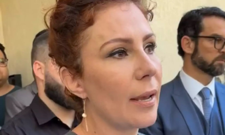 Defesa de Carla Zambelli afirma à GloboNews que deputada aceitaria cumprir prisão no Brasil, mas critica pena do STF como ideológica. Ela está presa na Itália e aguarda decisão de extradição.