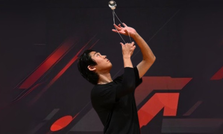 Hajime Miura vence pela oitava vez o mundial de ioiô em Praga, dominando a categoria estilo livre com dois ioiôs. Vitória reafirma domínio japonês no esporte.