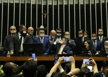 Senado e Câmara mantêm sessões apesar de protestos de aliados de Bolsonaro. Presidentes das Casas prometem punições a parlamentares que tentarem obstruir os trabalhos.