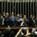 Senado e Câmara mantêm sessões apesar de protestos de aliados de Bolsonaro. Presidentes das Casas prometem punições a parlamentares que tentarem obstruir os trabalhos.